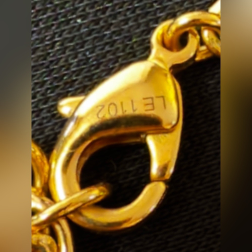 LOUIS VUITTON
Authentic Louis Vuitton
Resin 'Lock Me' Heart Pendant Necklace - Picture 7 of 16
